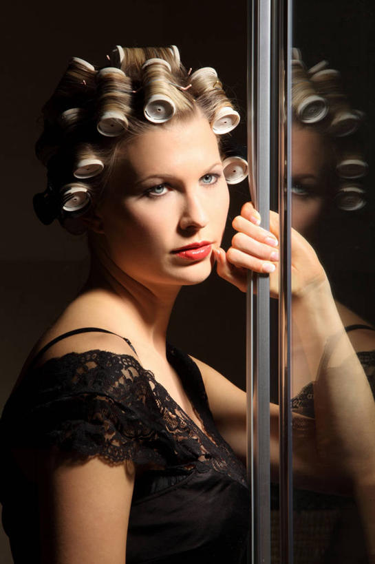 西方人,一个人,站,竖图,室内,白天,侧面,镜子,欧洲,欧洲人,仅一个年轻女性,仅一个女性,仅一个人,许多,阴影,服装,反射,影子,墙,很多,扭头,注视,休闲装,墙壁,墙面,排列,衣服,黑色,观察,看,站着,转头,休闲,休闲服,搭,服饰,观看,卷发棒,卷发器,镜像,察看,镜面,搭着,关注,烫发器,摆列,年轻女性,女人,女性,白种人,站立,半身,彩图,布列,分列