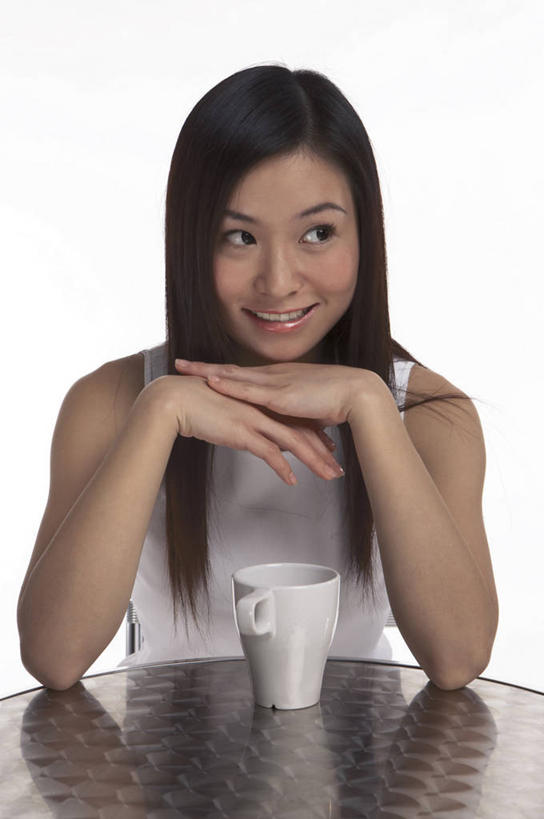东方人,一个人,坐,笑,微笑,露齿笑,竖图,室内,白天,白色背景,正面,桌面,桌子,杯子,亚洲,仅一个年轻女性,仅一个女性,仅一个人,撑,服装,背心,陶瓷,陶瓷制品,扭头,托腮,注视,黄种人,一个,衣服,白色,马克杯,水杯,观察,看,托,转头,摄影,服饰,影棚,单个,观看,察看,衣着,穿着,关注,托下巴,衣饰,双手托腮,年轻女性,女人,女性,亚洲人,坐着,半身,彩图,影棚拍摄,拍摄