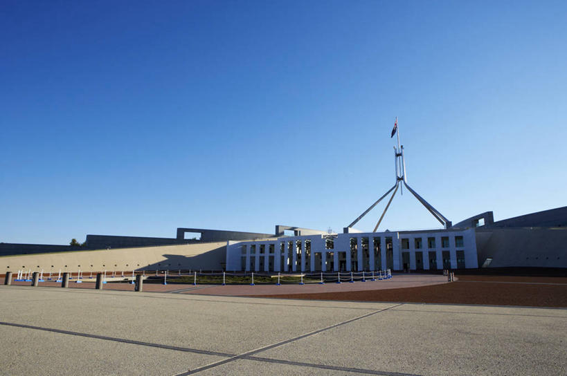 无人,高楼大厦,横图,室外,白天,仰视,度假,美景,城市风光,标志建筑,城市,大厦,地标,建筑,摩天大楼,旗帜,澳大利亚,阴影,光线,影子,景观,首都,娱乐,旗子,建设,国会大厦,蓝色,蓝天,天空,阳光,天,享受,休闲,景色,放松,晴朗,大洋洲,澳洲,国会大楼,堪培拉,万里无云,南方大陆,议会大厦,议会大楼,首都大厦,州议会大厦,州政府,州会议厅,澳大利亚联邦,旌旗,旗号,晴空,晴空万里,彩图,低角度拍摄,大楼,高层建筑,高楼,摩天楼,澳大利亚联邦议会大厦