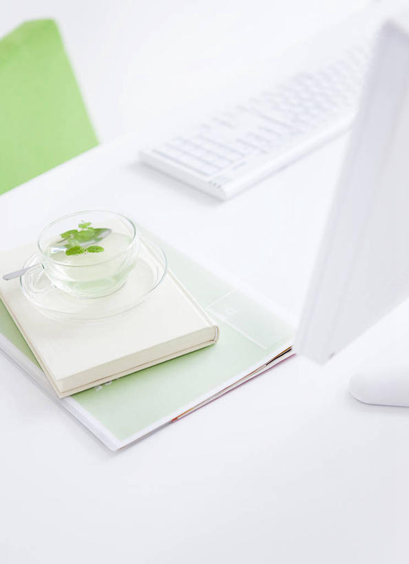 无人,办公室,竖图,俯视,室内,特写,白天,电脑,笔记本电脑,家具,桌子,杯子,书籍,网络,办公桌,凉茶,通讯设备,饮料,一个,水杯,书本,清热,单个,一台,无线,通信设备,无线网络,无线上网,便携式电脑,办公家具,解毒,下火,手提电脑,茶杯,书,图书,彩图,高角度拍摄