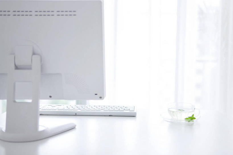 无人,横图,室内,特写,白天,白色背景,正面,电脑,显示器,鼠标,键盘,桌子,杯子,叶子,网络,薄荷,绿叶,银丹草,凉茶,输入设备,通讯设备,书桌,玻璃制品,饮料,一个,课桌,水杯,嫩叶,台式电脑,清热,摄影,影棚,单个,一台,通信设备,输出设备,解毒,斑叶凤梨薄荷,夜息香,下火,叶,叶片,玻璃杯,彩图,影棚拍摄,拍摄