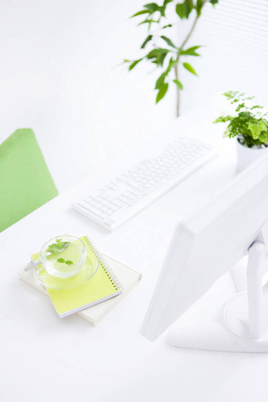 无人,办公室,竖图,俯视,室内,白天,电脑,显示器,鼠标,键盘,植物,家具,桌子,杯子,玻璃,网络,盆栽,办公桌,记事本,盆景,凉茶,一杯,输入设备,通讯设备,玻璃制品,饮料,绿色,自然,本子,笔记本,水杯,台式电脑,清热,生长,成长,一台,通信设备,输出设备,办公家具,解毒,下火,茶杯,彩图,高角度拍摄