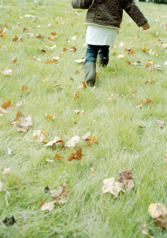 东方人,儿童,一个人,跑,竖图,室外,白天,锻炼,纯洁,运动,草地,草坪,秋季,植物,叶子,亚洲,仅一个女性,仅一个人,服装,枯叶,落叶,休闲装,黄种人,草,小孩,背面,衣服,绿色,仅一个小孩,休闲,休闲服,可爱,童年,童趣,服饰,童真,烂漫,无邪,体育,天真,女孩,女人,女性,亚洲人,孩子,叶,叶片,秋,秋天,跑步,半身,彩图,健身,女生