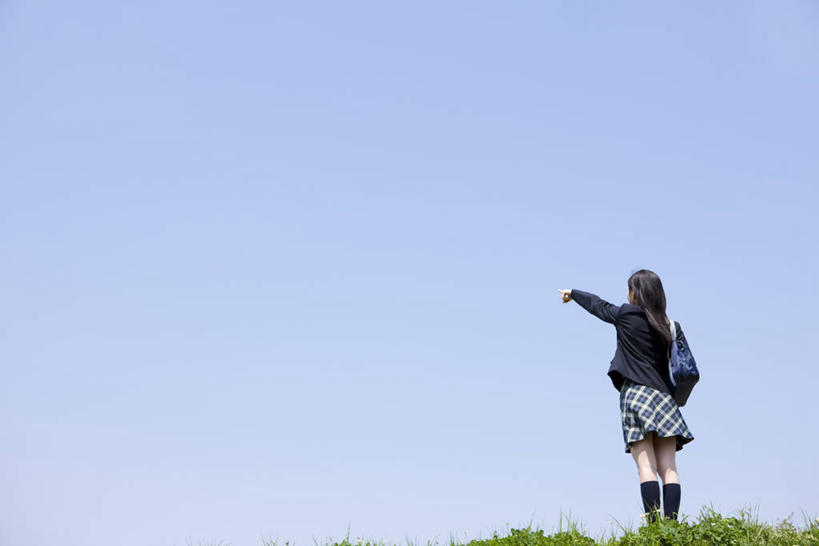 东方人,一个人,学生,站,举,横图,室外,白天,仰视,裙子,制服,草地,草坪,植物,亚洲,仅一个年轻女性,仅一个女性,仅一个人,指,阴影,服装,光线,包,书包,影子,指点,黄种人,草,蓝色,绿色,蓝天,天空,阳光,背包,天,托,站着,校服,短裙,晴朗,半身裙,百褶裙,单肩包,指向,学生服,万里无云,年轻女性,女人,女性,亚洲人,晴空,晴空万里,举起,举手,举着,向上举,向上伸,向上托,站立,彩图,低角度拍摄,全身,日本校服