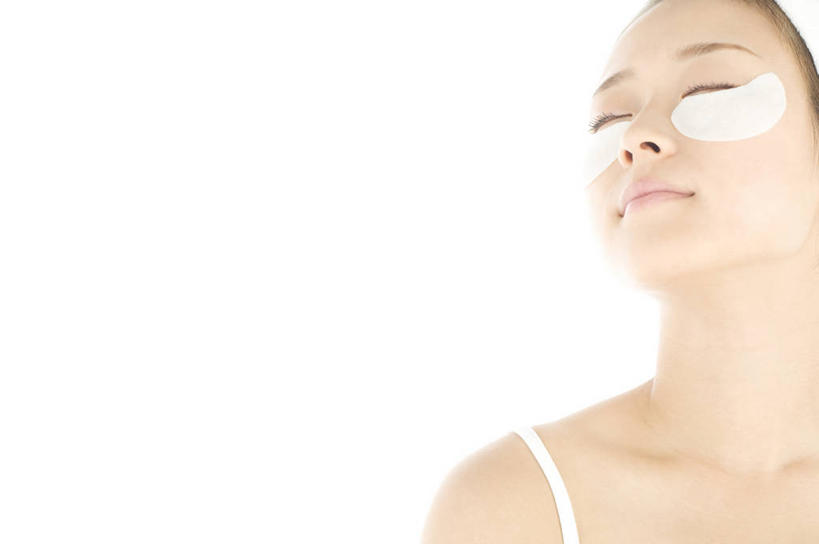 东方人,脸,头,脸颊,脖子,一个人,站,闭眼,横图,室内,特写,白天,白色背景,正面,化妆,美容,吊带,亚洲,仅一个年轻女性,仅一个女性,仅一个人,护肤,阴影,服装,美白,反射,影子,吊带衫,黄种人,肩膀,衣服,化妆品,清洁,站着,保养,享受,休闲,面膜,放松,去角质,保健,摄影,服饰,影棚,保湿,滋润,眼膜,衣着,护肤品,化妆用品,穿着,去死皮,护肤用品,舒缓,养颜,片状,片状面膜,去污,控油,紧肤,嫩肤,祛痘,去痘,祛角质,抗衰,再生,增白,补水,祛斑,抗皱,防皱,除皱,去皱,衣饰,年轻女性,女人,女性,亚洲人,头部,脖,颈,颈部,脸部,脸蛋,面部,闭眼睛,闭着眼,闭着眼睛,抬头,仰头,站立,半身,彩图,影棚拍摄,拍摄