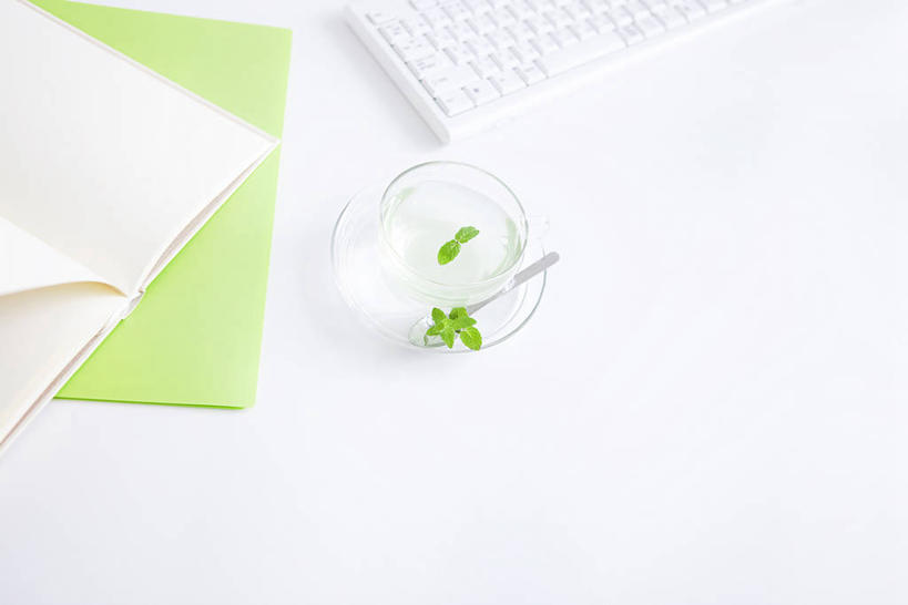 无人,办公室,横图,俯视,室内,特写,白天,白色背景,键盘,家具,桌子,杯子,餐具,书籍,一把,阴影,反射,碟子,盘,影子,勺子,办公桌,凉茶,输入设备,通讯设备,饮料,盘子,水杯,书本,调羹,碟,汤匙,清热,摄影,影棚,通信设备,办公家具,解毒,下火,电脑键盘,茶杯,书,图书,彩图,高角度拍摄,影棚拍摄,拍摄