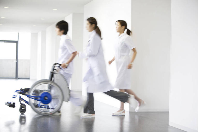 东方人,三个人,同事,医生,护士,医院,横图,室内,白天,侧面,工作服,制服,成功,合作,团队,集体,信心,亚洲,一辆,奔驰,握,阴影,朦胧,模糊,反射,工具,影子,墙,注视,黄种人,队伍,墙壁,墙面,白色,轮椅,奔跑,复健,观察,看,医护人员,医疗人员,康复,器械,握着,观看,察看,医疗设备,领导,白衣天使,白大褂,成就,关注,医疗器械,医疗工具,合伙,领袖,医疗机构,辅助设备,工作制服,男人,男性,年轻男性,年轻女性,女人,女性,中年女性,亚洲人,大夫,彩图,全身,工作套服,病院,诊所