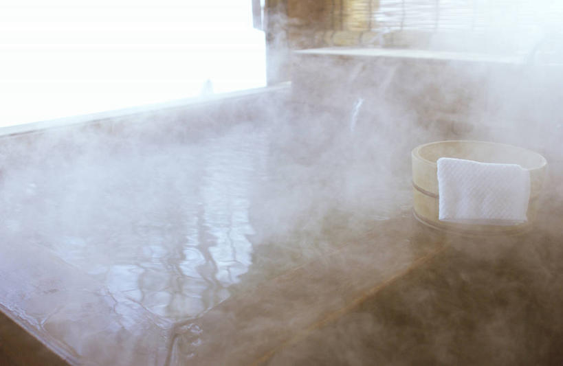 无人,横图,室内,白天,正面,温泉,雾,窗户,沸腾,朦胧,模糊,蒸汽,纺织物,木桶,桶,水蒸气,雾气,玻璃窗,容器,毛巾,清洁,温暖,泉水,温和,储藏,保暖,气体,储存,透气,防水,蒸发,储水,耐磨,吸水,地热,彩图,贮存