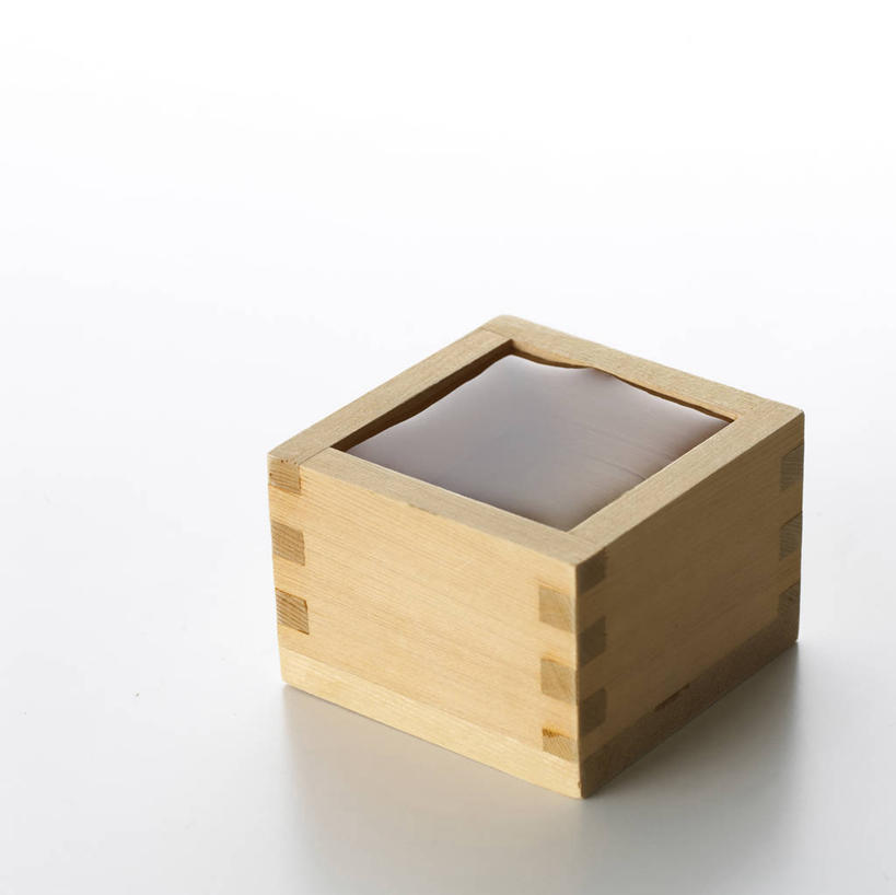 清酒,无人,横图,俯视,室内,特写,白天,白色背景,阴影,反射,木制,木盒,影子,酒类,酒,饮料,木制品,容器,摄影,影棚,储藏,储存,彩图,高角度拍摄,影棚拍摄,拍摄,贮存