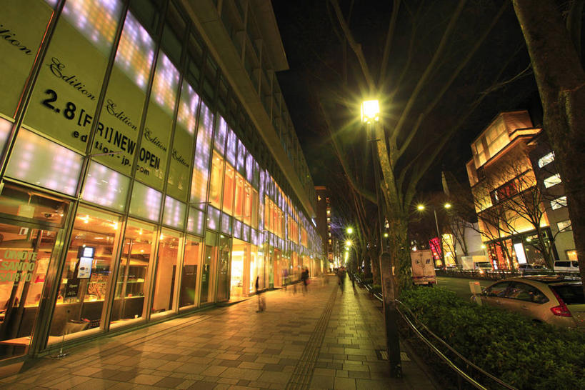 无人,商店,横图,室外,夜晚,仰视,购物,度假,消费,美景,植物,城市风光,超市,城市,道路,路,路灯,商场,夜景,公路,汽车,照明,东京,日本,亚洲,阴影,光线,英文,标志,数字,文字,影子,字符,字母,景观,灯光,交通,娱乐,标识,车,灯,树,树木,绿色,自然,交通工具,轿车,享受,休闲,景色,放松,金融,百货,阿拉伯数字,生长,成长,英文字母,照亮,照明设备,载具,选购,贸易,百货公司,东亚,本州,关东地方,本州岛,日本国,东京都,血拼,涩谷区,原宿,表参道,马路,彩图,低角度拍摄,镜头光晕,透镜闪耀,眩光,购物商场,购物中心,商业中心