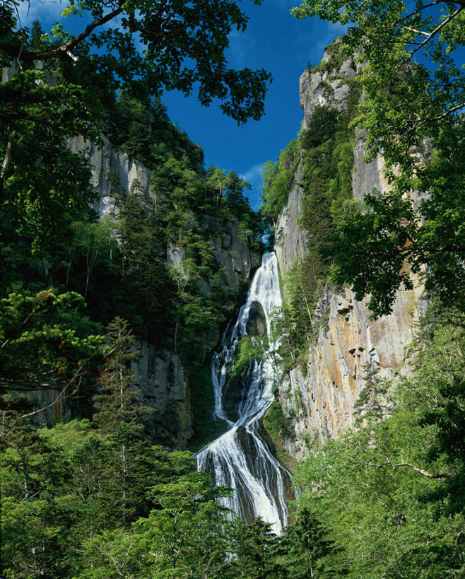 无人,公园,竖图,室外,白天,仰视,旅游,度假,石头,美景,瀑布,森林,山,山脉,树林,水,植物,北海道,日本,亚洲,阴影,飞溅,溅,光线,石子,液体,影子,景观,山峰,水滴,悬崖,山峦,娱乐,水珠,树,树木,蓝色,绿色,蓝天,天空,阳光,自然,群山,天,享受,休闲,景色,放松,生长,晴朗,成长,喷洒,自然风光,东亚,万里无云,日本国,北海道地方,北海道岛,绝壁,国立公园,层云峡,跌水,石块,岩石,晴空,晴空万里,彩图,低角度拍摄,大雪山国立公园