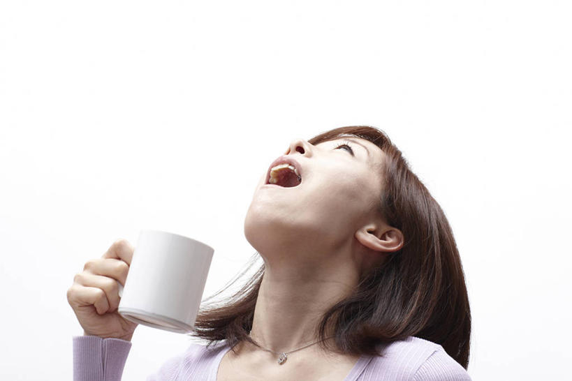 东方人,脸,头,脸颊,手,一个人,横图,室内,特写,白天,白色背景,正面,杯子,亚洲,仅一个女性,仅一个人,服装,陶瓷,陶瓷制品,休闲装,黄种人,肩膀,一个,衣服,马克杯,水杯,张嘴,仅一个中年女性,休闲,手部,休闲服,摄影,服饰,影棚,单个,单手,漱口,张大嘴巴,女人,女性,中年女性,亚洲人,头部,脸部,脸蛋,面部,张开嘴,抬头,仰头,半身,彩图,影棚拍摄,拍摄