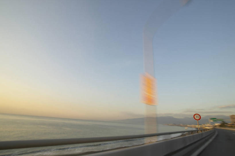 无人,栏杆,横图,室外,白天,正面,旅游,度假,海浪,海洋,美景,沙滩,山,山脉,道路,路,公路,神奈川,日本,亚洲,阴影,朦胧,模糊,光线,沙子,影子,海岸,景观,浪花,山峰,围栏,分界线,停车线,交通,沙地,山峦,神奈川县,娱乐,护栏,蓝色,蓝天,天空,阳光,自然,海水,群山,天,享受,休闲,景色,放松,晴朗,车行道,车行道分界线,自然风光,标线,海景,东亚,车行线,本州,万里无云,关东地方,本州岛,日本国,大海,风浪,海,海水的波动,海滩,近岸浪,涌浪,晴空,晴空万里,马路,彩图,湘南