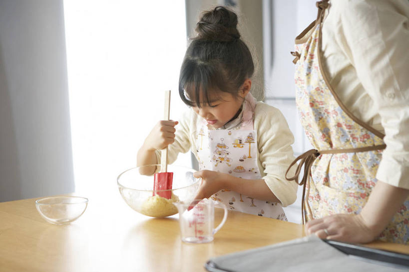 东方人,儿童,两个人,家庭,母亲,女儿,站,横图,室内,白天,正面,纯洁,厨房,窗户,桌面,桌子,玻璃,亚洲,握,服装,粉末,工具,围裙,面粉,刀具,拿,粮食,拿着,注视,休闲装,黄种人,玻璃窗,玻璃制品,小孩,衣服,容器,碗,低头,观察,看,站着,休闲,温暖,温馨,母女,一家人,休闲服,粉,可爱,母爱,童年,童趣,握着,服饰,观看,储藏,农产品,和睦,察看,储存,关注,刮刀,童真,烂漫,无邪,原材料,粉状,垂头,天真,年轻女性,女孩,女人,女性,亚洲人,孩子,年轻人,站立,半身,彩图,灶间,厨房料理台,橡皮刮刀,融洽,贮存,女生,料理台