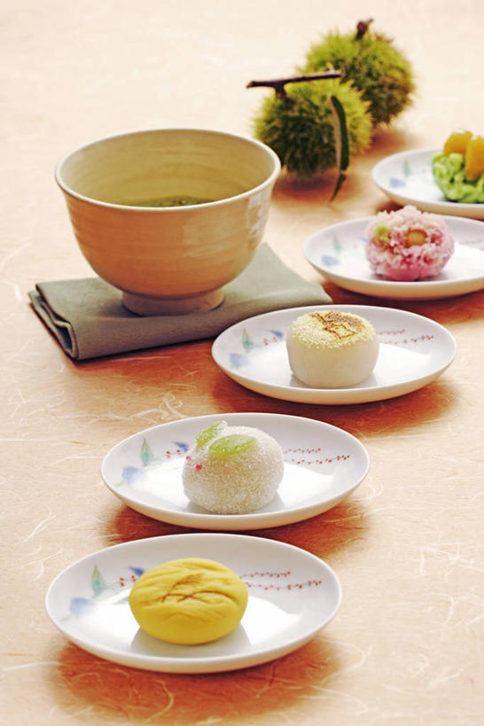 点心,无人,竖图,俯视,室内,特写,白天,餐具,一排,橙色背景,整齐,碟子,盘,陶瓷,和果子,食品,甜点,甜品,陶瓷制品,小吃,食物,糕点,排列,盘子,容器,碟,碗,甜食,日式,摄影,影棚,储藏,储存,队列,彩图,高角度拍摄,影棚拍摄,拍摄,日本小吃,贮存