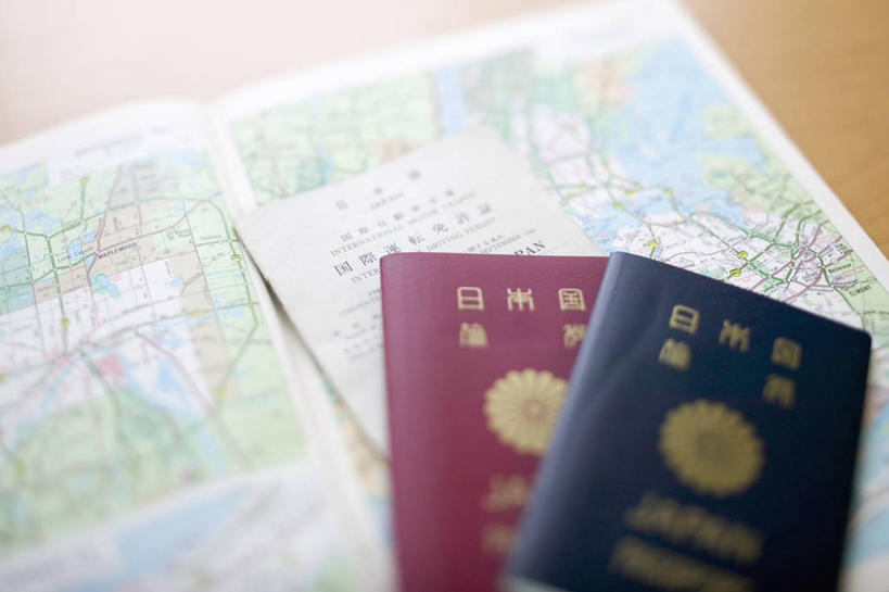 无人,横图,俯视,室内,特写,白天,桌面,桌子,道路,静物,地图,阴影,朦胧,模糊,反射,信息,木制,日文,标志,文字,影子,字符,木桌,交通,方向,标识,两个,红色,蓝色,本子,木制品,汉字,引导,指引,一份,护照,证明,通行,中文,身份,日语,国文,华文,彩图,高角度拍摄,木桌子,导航