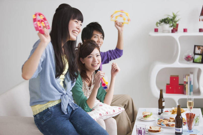 点心,东方人,三个人,伙伴,朋友,客厅,坐,举,笑,微笑,露齿笑,横图,室内,白天,侧面,游戏,友谊,植物,餐桌,沙发,桌子,杯子,玩具,亚洲,握,阴影,服装,欢呼,反射,高脚杯,盆栽,影子,墙,食品,盆景,玩,注视,休闲装,黄种人,娱乐,墙壁,墙面,玻璃制品,酒瓶,食物,衣服,绿色,白色,自然,玻璃瓶,酒杯,瓶子,零食,观察,看,托,休闲,休闲服,益智,握着,服饰,生长,成长,餐台,观看,活动,察看,起居室,喝彩,发泄,关注,消遣,智力,摇铃,布艺沙发,香槟杯,宣泄,客堂,友情,男人,男性,年轻男性,年轻女性,女人,女性,亚洲人,玻璃杯,举起,举手,举着,玩耍,嬉戏,向上举,向上伸,向上托,坐着,半身,彩图,手摇铃