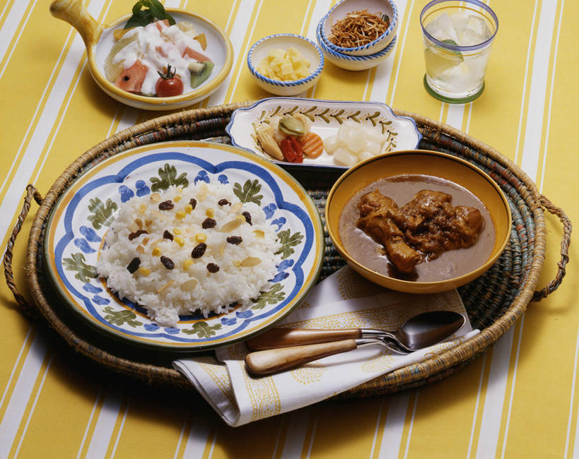 米饭,咖哩,无人,横图,俯视,室内,特写,白天,烹饪,水,餐桌,桌子,杯子,餐具,阴影,反射,布料,碟子,盘,液体,影子,炒饭,调料,鸡肉,酱料,酱汁,肉,佐料,料理,食品,饭,调味品,调味料,布纹,饮用水,酱,咖喱,菜肴,美食,肉类,玻璃制品,桌布,食物,盘子,餐巾,水杯,碟,台布,矿泉水,咖喱炒饭,佳肴,餐台,五谷,肉食,蒸馏水,印度菜,印度料理,玻璃杯,餐桌布,彩图,高角度拍摄,咖喱鸡肉炒饭