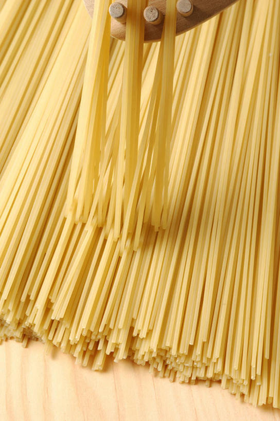 面食,面条,意大利面,无人,竖图,俯视,室内,特写,白天,西餐,一排,阴影,朦胧,模糊,整齐,反射,影子,面,料理,食品,食物,排列,黄色,西式,队列,意粉,意面,彩图,高角度拍摄
