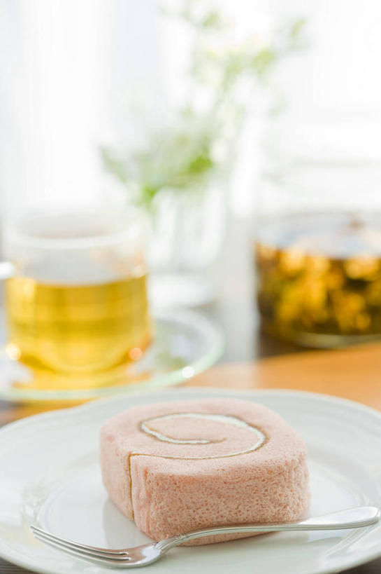 点心,无人,竖图,室内,特写,白天,正面,下午茶,餐桌,桌子,杯子,餐具,玻璃,一块,阴影,朦胧,模糊,反射,叉子,碟子,盘,影子,食品,凉茶,玻璃制品,食物,糕点,饮料,盘子,水杯,碟,清热,餐台,餐叉,解毒,下火,茶杯,进餐用具,彩图,蛋糕