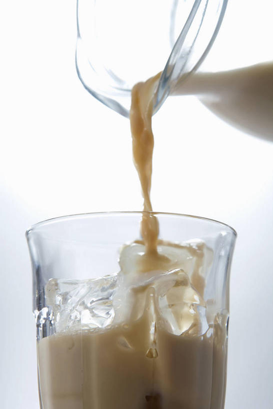 无人,竖图,室内,特写,白天,正面,杯子,阴影,反射,壶,影子,冰,奶茶,冰块,饮品,冷冻,玻璃制品,水壶,饮料,茶壶,容器,水杯,寒冷,冷藏,冰冷,可口,保鲜,适口,玻璃杯,彩图