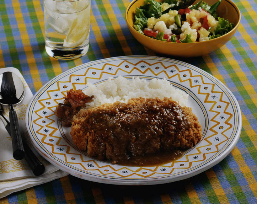 米饭,咖哩,无人,横图,俯视,室内,特写,白天,烹饪,水,餐桌,桌子,杯子,餐具,阴影,反射,木制,碟子,盘,液体,影子,调料,肉,料理,食品,饭,调味品,调味料,饮用水,猪排,猪肉,咖喱,菜肴,美食,肉类,玻璃制品,食物,盘子,木制品,容器,水杯,碟,碗,矿泉水,佳肴,餐台,储藏,五谷,储存,肉食,蒸馏水,咖喱饭,豚肉,印度菜,印度料理,玻璃杯,彩图,高角度拍摄,贮存