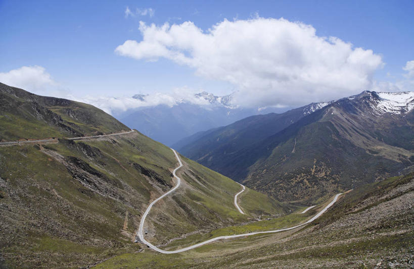 无人,横图,俯视,室外,白天,旅游,度假,草地,草坪,石头,美景,山,山脉,峡谷,植物,道路,路,中国,亚洲,阴影,曲折,弯曲,光线,纹路,石子,纹理,影子,景观,山峰,云,云朵,小路,交通,山谷,山峦,云彩,娱乐,草,蓝色,绿色,白云,蓝天,天空,阳光,自然,群山,天,享受,休闲,景色,放松,蜿蜒,四川省,晴朗,连绵,绵延,岩层,自然风光,山岭,东亚,四川,肌理,中华人民共和国,西南地区,川,联贯,石块,岩石,晴空,彩图,高角度拍摄