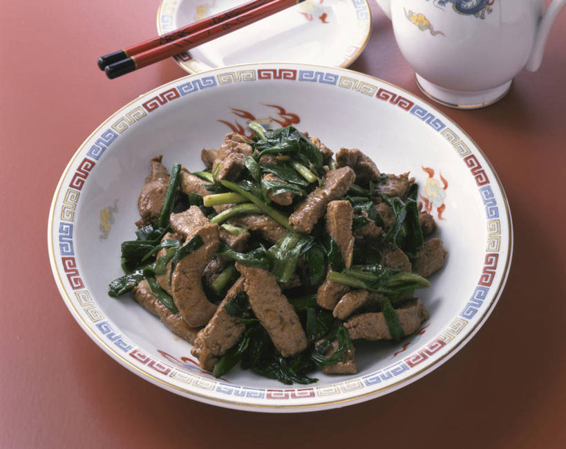 肝脏,无人,横图,俯视,室内,特写,白天,烹饪,中餐,餐桌,筷子,桌子,蔬菜,餐具,阴影,新鲜,反射,碟子,壶,盘,影子,陶瓷,韭菜,肉,牛肉,料理,食品,陶瓷制品,文化,传统,菜肴,美食,肉类,水壶,食物,盘子,茶壶,容器,碟,碗,中式,佳肴,有机食品,绿色食品,餐台,储藏,礼节,储存,礼仪,肉食,起阳草,韭,山韭,长生韭,肝,进餐用具,彩图,高角度拍摄,牛肝,贮存