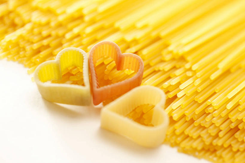 面食,面条,意大利面,无人,横图,俯视,室内,特写,白天,白色背景,爱情,西餐,许多,阴影,爱心,反射,影子,面,料理,食品,很多,浪漫,食物,黄色,温暖,温馨,心形,恩爱,西式,摄影,影棚,和睦,意粉,意面,心型,彩图,高角度拍摄,影棚拍摄,拍摄,融洽