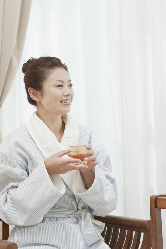 东方人,一个人,坐,笑,微笑,露齿笑,竖图,室内,白天,正面,浴袍,窗户,窗帘,杯子,椅子,亚洲,仅一个年轻女性,仅一个女性,仅一个人,握,装饰,木椅,凉茶,一杯,拿,拿着,扭头,注视,黄种人,玻璃窗,饮料,白色,帘子,水杯,观察,看,转头,遮阳,清热,握着,观看,华丽,修饰,点缀,察看,关注,衬托,美观,雅致,雅观,解毒,下火,年轻女性,女人,女性,亚洲人,茶杯,坐着,半身,彩图,汤帷子,浴衣