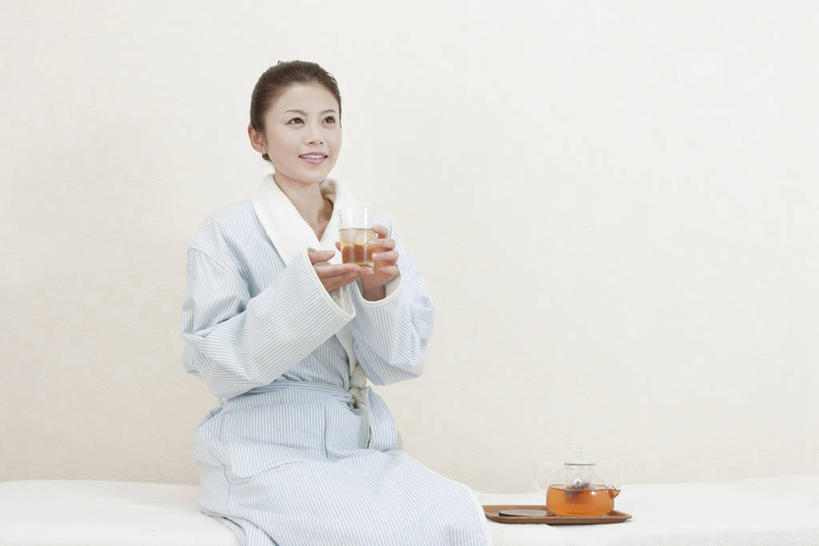 东方人,一个人,坐,笑,微笑,露齿笑,横图,室内,白天,正面,浴袍,床,杯子,亚洲,仅一个年轻女性,仅一个女性,仅一个人,握,床单,凉茶,拿,拿着,注视,黄种人,被子,饮料,水杯,观察,看,清热,握着,观看,察看,被单,关注,按摩床,解毒,下火,年轻女性,女人,女性,亚洲人,茶杯,坐着,半身,彩图,汤帷子,浴衣,搓背床,理疗床,美容床,指压床