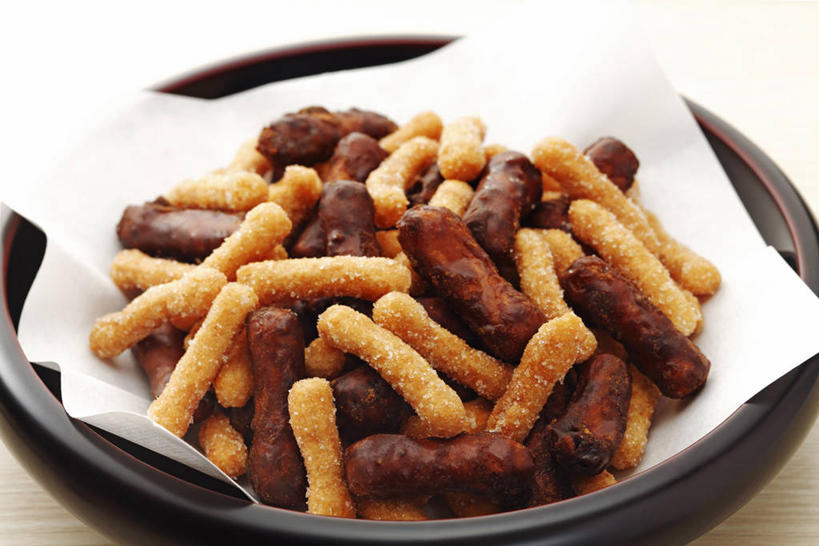 无人,横图,俯视,室内,特写,白天,餐桌,桌子,餐具,阴影,反射,碟子,盘,影子,食品,糖,糖果,甜点,甜品,食物,腌制,一个,盘子,餐巾,碟,甜食,巧克力,蜜饯,单个,餐台,朱古力,黑巧克力,果脯,保洁方巾,口布,彩图,高角度拍摄