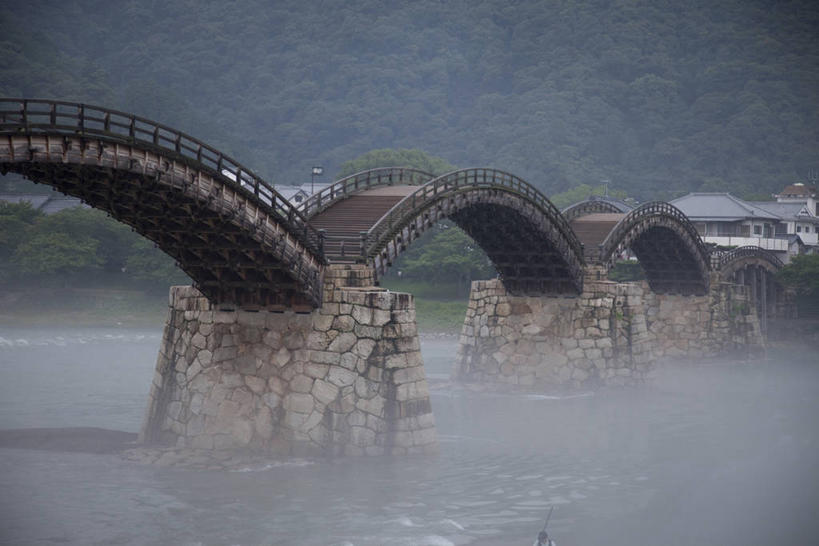 无人,横图,室外,白天,正面,旅游,度假,河流,名胜古迹,森林,树林,水,植物,雾,标志建筑,地标,建筑,日本,亚洲,朦胧,模糊,遗迹,河水,水流,桥,古迹,文物,娱乐,建设,古建筑,拱桥,栈桥,树,树木,绿色,自然,享受,休闲,旅游胜地,放松,拱形,生长,成长,人行桥,迷雾,古文明,东亚,本州,本州岛,日本国,中国地方,山口,山口县,锦带桥,大雾,彩图,岩国,岩国市