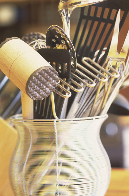 无人,竖图,室内,特写,白天,正面,静物,金属制品,阴影,朦胧,模糊,反射,金属,影子,勺子,容器,调羹,汤匙,储藏,储存,刮刀,彩图,贮存