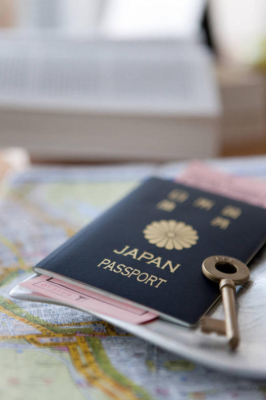 无人,客厅,竖图,俯视,室内,特写,白天,安全,沙发,道路,静物,地图,一把,阴影,朦胧,模糊,反射,信息,日文,英文,标志,文字,影子,字符,字母,防护,钥匙,交通,方向,标识,本子,引导,指引,英文字母,保护,护照,证明,起居室,开启,通行,封闭,保险,身份,私密,布艺沙发,日语,保全,周全,安稳,安定,防盗,客堂,平安,彩图,高角度拍摄,导航