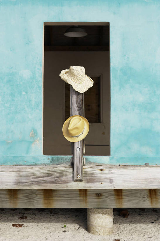 无人,家,竖图,室外,白天,正面,沙滩,门,帽子,两顶,草帽,沙子,房屋,墙,屋子,海岸,沙地,楼房,墙壁,墙面,住宅,门框,海滩,彩图,房子