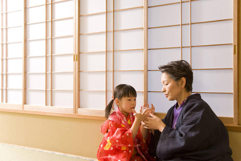 东方人,儿童,老年人,两个人,家庭,祖母,坐,横图,室内,白天,正面,民族服装,游戏,纯洁,成功,合作,团队,集体,信心,门,玩具,亚洲,拉门,握,阴影,和服,反射,影子,玩,注视,黄种人,娱乐,移门,队伍,小孩,绳子,低头,观察,看,休闲,温暖,温馨,一家人,可爱,童年,童趣,翻花绳,握着,服饰,奶奶,观看,活动,祖孙,绳索,和睦,察看,成就,发泄,关注,消遣,智力,挑帮帮,合伙,童真,烂漫,无邪,翻绳,外婆,外孙女,外祖母,吴服,唐草,唐花,唐锦,宣泄,障子,纸门,解绷绷,解勾勾,解钩钩,挑花花线,线翻花,垂头,解股,天真,翻花鼓,挑绷绷,老年女性,女孩,女人,女性,亚洲人,孩子,孙女,玩耍,嬉戏,坐着,半身,彩图,传统服装,民俗服,浴衣,融洽,女生