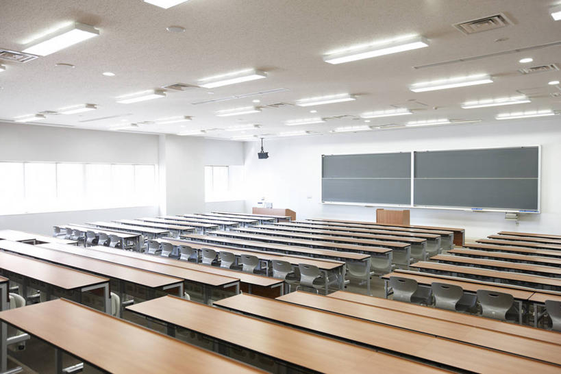 无人,学校,横图,室内,白天,正面,窗户,桌子,椅子,照明,一排,许多,阴影,整齐,并列,并排,光线,木制,影子,木椅,灯光,很多,书桌,校园,顶灯,玻璃窗,灯,排列,课桌,木制品,黑板,灯具,教室,教学,照亮,课堂,照明设备,阶梯教室,队列,平行,耐磨,教学黑板,彩图