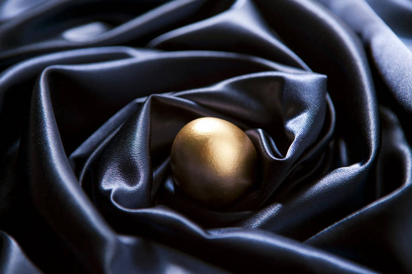 无人,横图,俯视,室内,特写,白天,静物,阴影,花纹,反射,纹路,布,图案,纹理,影子,蛋,布纹,一个,金融,理财,摄影,影棚,经济,单个,布匹,金蛋,流通,贸易,肌理,卵,彩图,高角度拍摄,影棚拍摄,拍摄