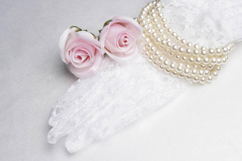 无人,横图,俯视,室内,特写,白天,爱情,婚礼,快乐,幸福,纯洁,热情,玫瑰,项链,纺织品,阴影,灰色背景,庆祝,装饰,盛开,反射,布,影子,珍珠,玫瑰花,蕾丝,织物,结婚,浪漫,花蕾,装饰品,花,花瓣,花朵,鲜花,饰品,手套,首饰,花苞,花蕊,健康,温暖,温馨,喜庆,恩爱,摄影,影棚,纪念,保暖,华丽,布匹,点缀,贵重,和睦,珍贵,富有,御寒,感动,衬托,美观,雅致,雅观,尊敬,宝贵,有机宝石,天真,刺玫花,徘徊花,彩图,高角度拍摄,影棚拍摄,高兴,拍摄,镂空织物,白珍珠,融洽