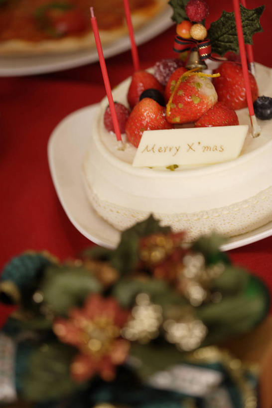 点心,无人,竖图,俯视,室内,特写,白天,草莓,浆果,蜡烛,水果,叶子,阴影,朦胧,模糊,新鲜,光线,火焰,影子,烛光,生食,食品,果实,绿叶,燃烧,食物,糕点,一个,点燃,嫩叶,有机食品,绿色食品,单个,圣诞蛋糕,叶,叶片,洋莓,水果皇后,红莓,地莓,彩图,高角度拍摄,蛋糕