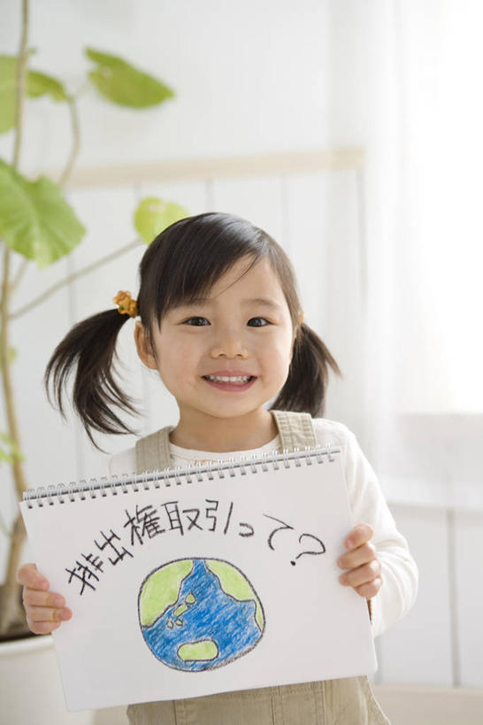 东方人,儿童,一个人,站,笑,微笑,露齿笑,竖图,室内,白天,正面,绘画,纯洁,仪器,海洋,植物,地图,叶子,亚洲,仅一个女性,仅一个人,握,服装,环保,朦胧,模糊,艺术,网格,日文,标志,地球仪,盆栽,文字,线条,字符,世界地图,地球,陆地,绿叶,盆景,古典,拿,全球,拿着,注视,休闲装,黄种人,文化,标识,球,小孩,衣服,绿色,自然,经纬线,模型,工艺品,观察,看,品味,站着,仅一个小孩,休闲,球体,休闲服,嫩叶,可爱,童年,童趣,握着,地理,国家,服饰,生长,能源,成长,观看,美术,回收,大陆,资源,察看,世界,高雅,关注,纬线,版图,经线,利用,童真,低碳,烂漫,无邪,循环,经纬仪,地理学,美学,日语,持续,儿童画,天真,女孩,女人,女性,亚洲人,孩子,叶,叶片,站立,半身,彩图,大洋,大洲,女生