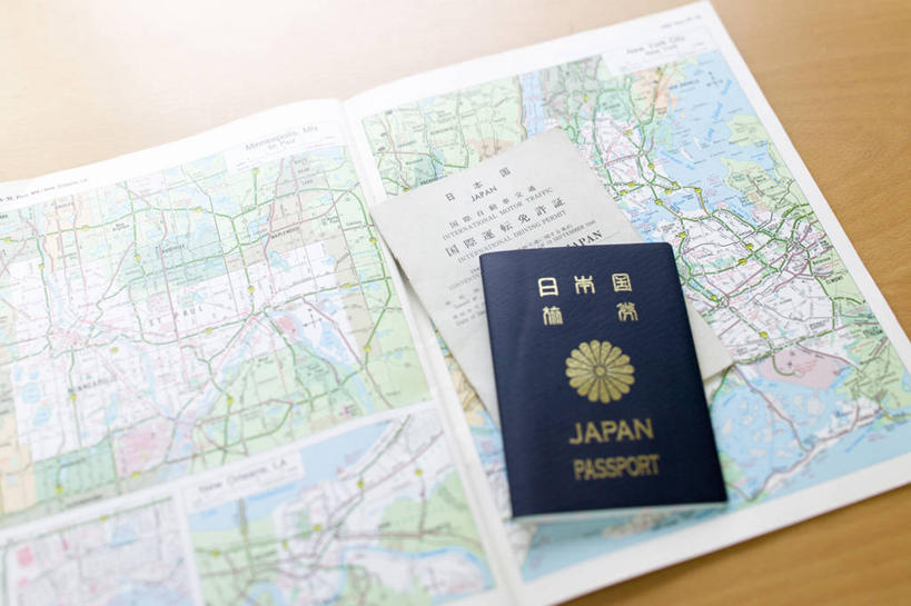 无人,横图,俯视,室内,特写,白天,桌面,桌子,道路,静物,地图,阴影,反射,信息,木制,日文,标志,文字,影子,字符,木桌,交通,方向,标识,本子,木制品,汉字,引导,指引,一份,护照,证明,通行,中文,身份,日语,国文,华文,彩图,高角度拍摄,木桌子,导航