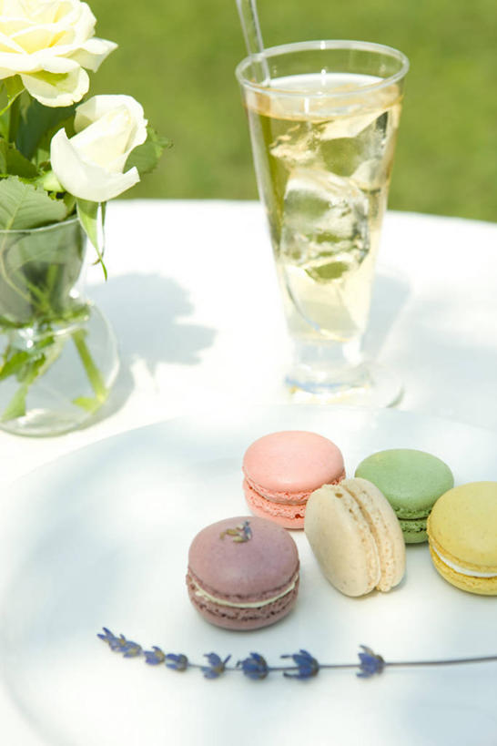 点心,无人,竖图,俯视,室外,特写,白天,草地,草坪,植物,餐桌,桌子,杯子,餐具,五个,许多,阴影,朦胧,模糊,盛开,光线,碟子,盘,影子,食品,甜点,甜品,凉茶,花蕾,玻璃制品,草,花,花瓣,花朵,鲜花,食物,糕点,饮料,一个,绿色,阳光,盘子,水杯,碟,甜食,花苞,花蕊,清热,单个,餐台,解毒,马卡龙,玛卡龙,杏仁小圆饼,下火,玻璃杯,彩图,高角度拍摄