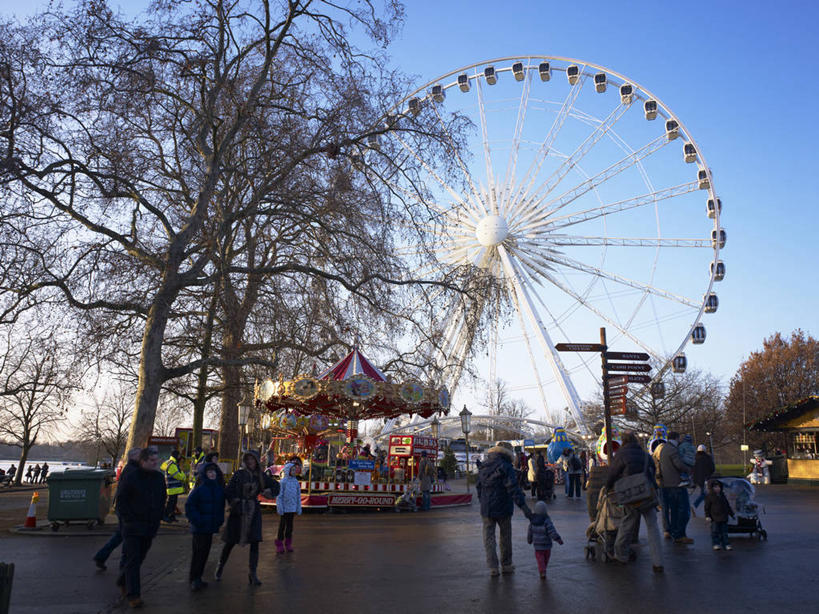 西方人,公园,走,横图,室外,白天,正面,度假,游戏,美景,植物,城市风光,城市,指示牌,英国,欧洲,伦敦,欧洲人,行人,阴影,服装,光线,标志,路标,影子,景观,摩天轮,枝条,首都,许多人,玩,注视,休闲装,娱乐,标识,路牌,海德公园,路人,树,树木,树枝,衣服,蓝色,绿色,蓝天,天空,阳光,自然,天,观察,看,一群人,享受,休闲,休闲服,景色,放松,服饰,游乐设施,生长,晴朗,成长,观看,活动,察看,西欧,发泄,关注,消遣,智力,大不列颠,威斯敏斯特市,大不列颠及北爱尔兰联合王国,万里无云,费里斯大转轮,宣泄,游艺设施,雾都,虬枝,枝杈,过客,男人,男性,年轻男性,年轻女性,女人,女性,白种人,晴空,晴空万里,步行,散步,玩耍,嬉戏,走路,半身,彩图,大不列颠王国,大英帝国,联合王国,日不落帝国