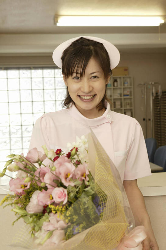 东方人,一个人,护士,站,笑,微笑,露齿笑,竖图,室内,白天,正面,工作服,制服,窗户,帽子,照明,亚洲,仅一个女性,仅一个人,握,阴影,盛开,光线,影子,灯光,花蕾,注视,黄种人,顶灯,玻璃窗,灯,花,花瓣,花朵,鲜花,灯具,花苞,花蕊,观察,看,站着,仅一个中年女性,一束,握着,观看,照亮,察看,护士帽,白衣天使,照明设备,关注,工作制服,女人,女性,中年女性,亚洲人,站立,半身,彩图,工作套服