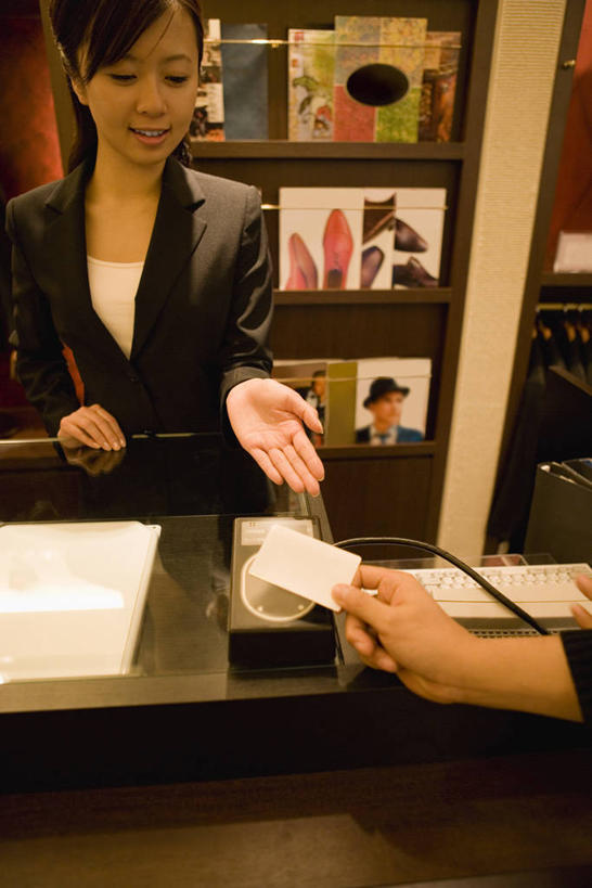 东方人,两个人,店员,商店,站,笑,微笑,露齿笑,竖图,室内,白天,正面,工作服,制服,信用卡,亚洲,一张,握,阴影,光线,影子,灯光,置物架,注视,黄种人,商铺,顾客,架子,低头,观察,看,站着,营业员,卡,握着,pos机,储蓄卡,收银台,观看,察看,关注,收银,收银机,陈列架,垂头,市肆,商号,销售人员,工作制服,搁架,主顾,银行卡,年轻女性,女人,女性,亚洲人,售货员,站立,半身,彩图,工作套服,店铺