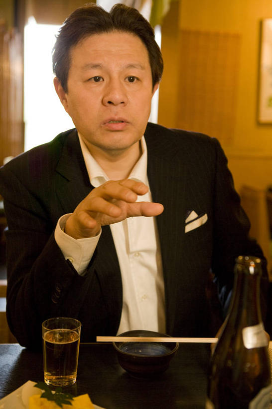 啤酒,东方人,一个人,商务人士,商务男性,坐,说,竖图,室内,夜晚,正面,衬衫,讨论,餐桌,桌子,杯子,亚洲,仅一个男性,仅一个人,仅一个中年男性,套装,朦胧,模糊,酒类,注视,黄种人,玻璃制品,酒,饮料,酒杯,啤酒杯,观察,看,餐台,观看,察看,关注,商务装,工薪阶层,交流,男人,男性,中年男性,亚洲人,白领,上班族,玻璃杯,沟通,讲话,交谈,商讨,说话,谈话,坐着,半身,彩图,衬衣