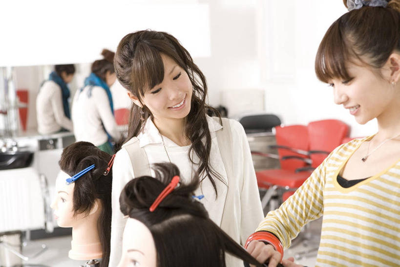 东方人,三个人,同事,理发师,商店,站,坐,笑,微笑,露齿笑,横图,室内,白天,正面,成功,合作,团队,集体,信心,镜子,项链,亚洲,握,阴影,服装,朦胧,模糊,装饰,反射,头饰,影子,墙,注视,休闲装,黄种人,商铺,队伍,顾客,墙壁,墙面,装饰品,衣服,白色,发夹,发饰,夹子,饰品,首饰,围巾,低头,观察,看,站着,休闲,温暖,休闲服,握着,服饰,围脖,观看,理发店,保暖,华丽,修饰,点缀,镜像,察看,领导,御寒,镜面,成就,关注,美发店,合伙,领袖,美容店,配饰,衬托,美观,雅致,雅观,垂头,市肆,商号,主顾,年轻女性,女人,女性,亚洲人,发型师,理发员,美发师,站立,坐着,半身,彩图,店铺