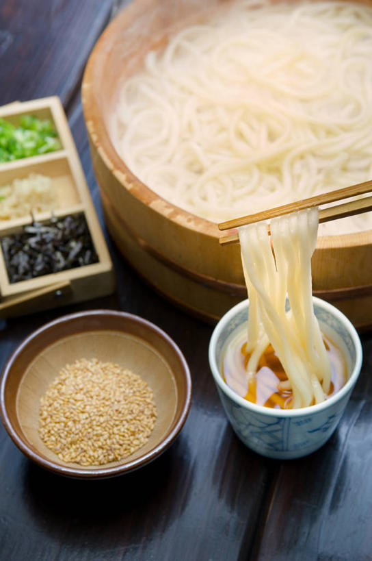 面食,面条,无人,竖图,俯视,室内,特写,白天,烹饪,雾,筷子,蔬菜,餐具,一双,沸腾,新鲜,蒸汽,木桶,桶,陶瓷,面,芝麻,日本料理,料理,食品,陶瓷制品,水蒸气,文化,传统,菜肴,美食,食物,容器,碗,日式料理,日式,乌冬面,佳肴,有机食品,绿色食品,储藏,礼节,储存,礼仪,蒸发,脂麻,胡麻,白麻,巨胜子,油麻,乌龙面,进餐用具,彩图,高角度拍摄,贮存